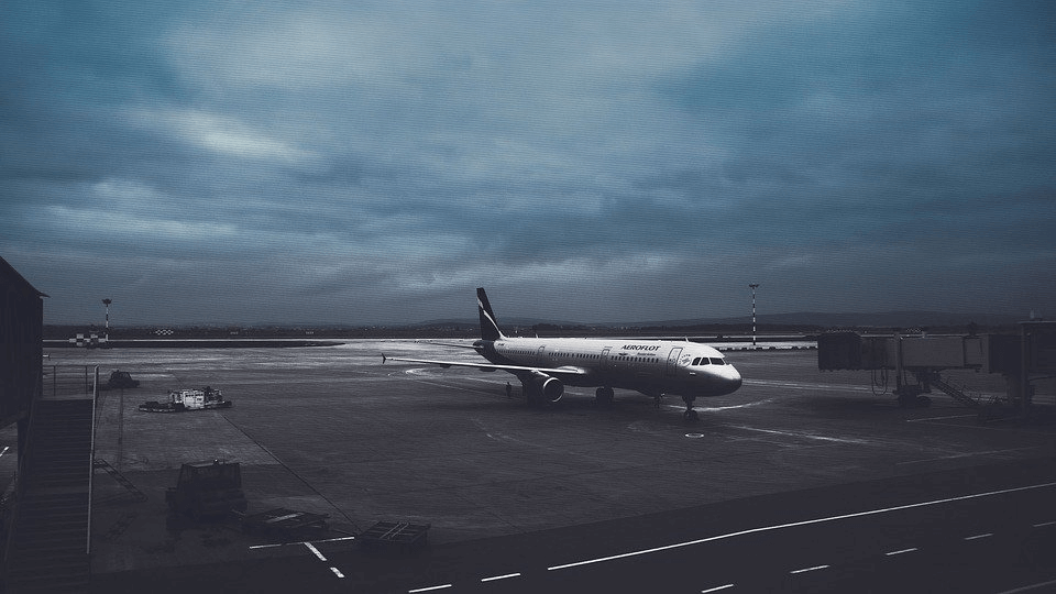 samolot na lotnisku Modlin