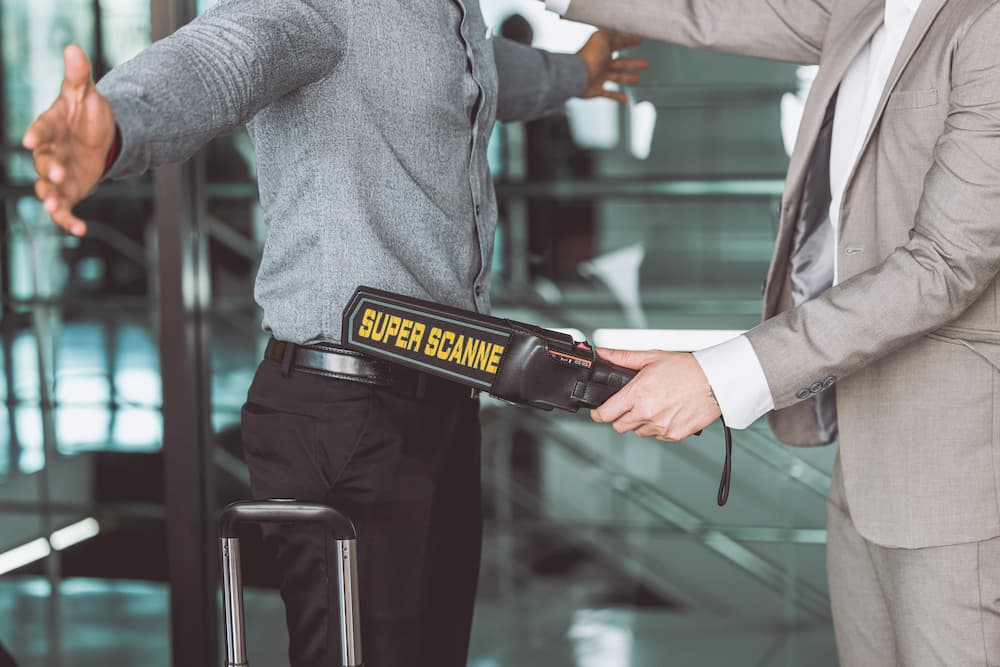 mężczyzna na lotnisku przechodzi kontrolę bezpieczeństwa na lotnisku