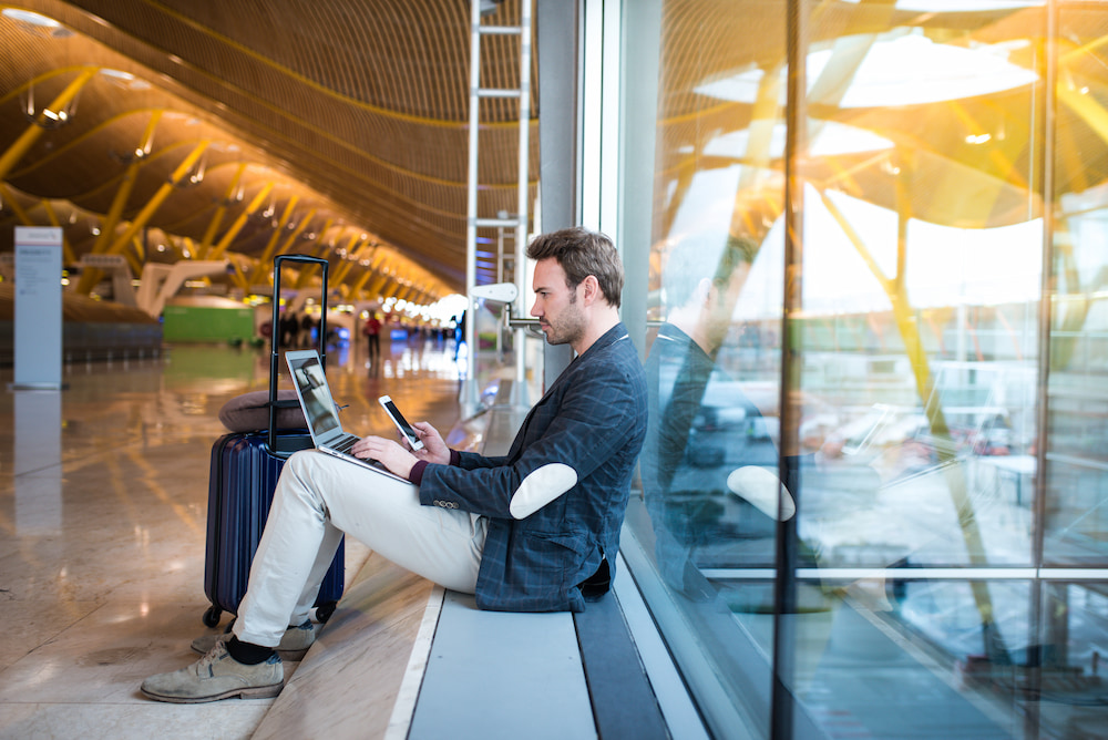 Mężczyzna sprawdza na lotnisku, jak wygląda odprawa online