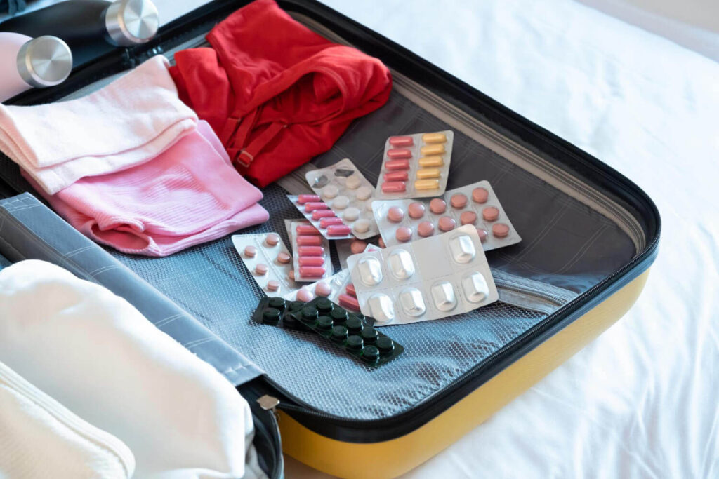 walizka ze spakowanymi lekami do samolotu