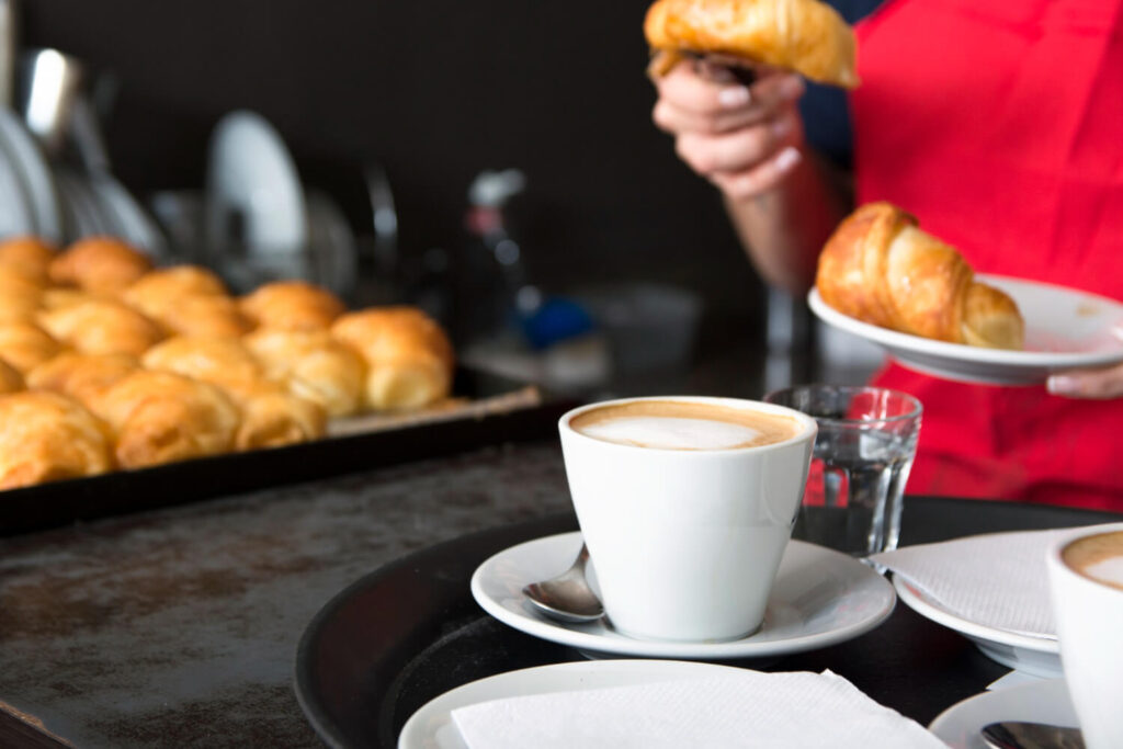 kobieta spożywa posiłek przed podrożą w restauracji na lotnisku Modlin Warszawa